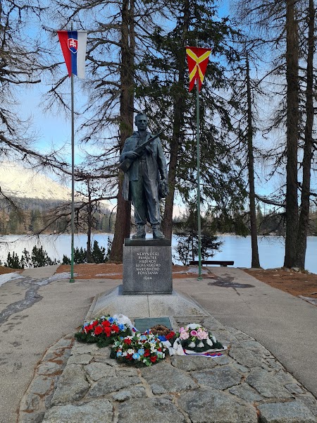 Štrbské Pleso — aplis ap ezeru — foto 4